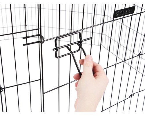 Prim-plan cu o încuietoare de pe un țarc pentru câini