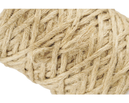 Prim-plan cu un balot de sfoară de legat din fibre naturale