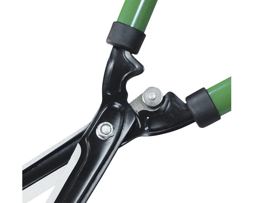 Prim-plan cu o foarfecă de gard viu cu mânere verzi și cap de foarfecă negru.