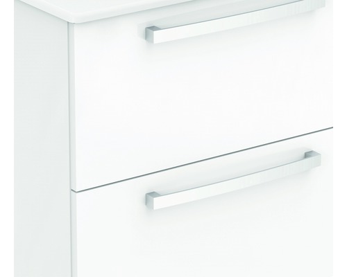 Prim-plan al unui dulap de baie alb, cu două sertare și mânere argintii