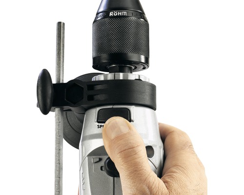 Prim-plan cu o mașină de găurit cu o mână pe regulatorul de viteză