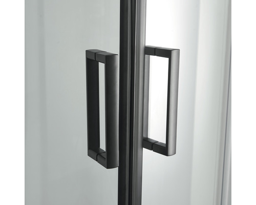 Prim-plan cu mânerul ușii cabinei de duș