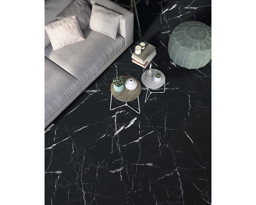 Living cu canapea, masă și plăci de pardoseală cu aspect de marmură