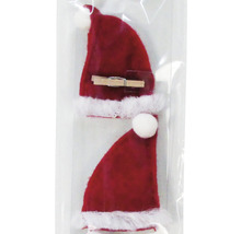 Două mini-căciuli de Moș Crăciun cu cleme de rufe pentru decorare