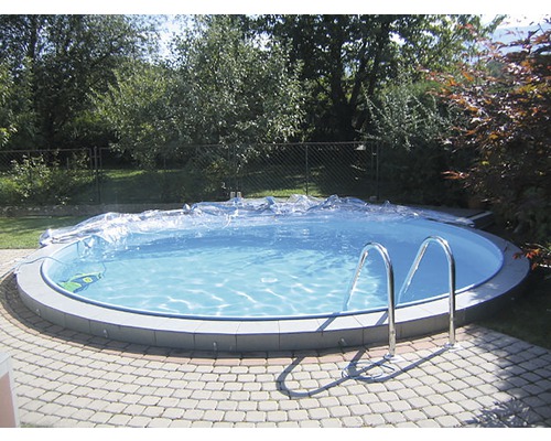 Piscină rotundă cu acoperire și scară în grădină