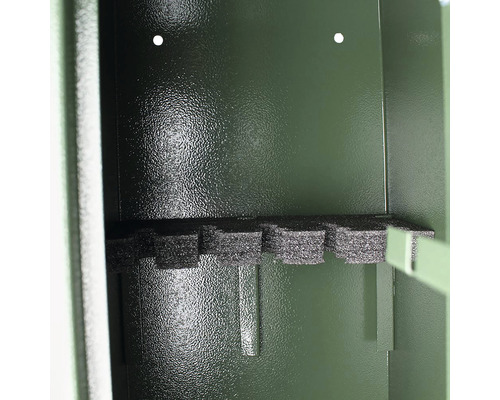 Vedere interioară a unui dulap pentru arme cu suporturi din spumă