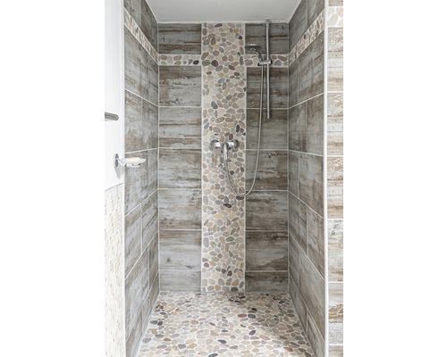 Cabină de duș cu plăci ceramice cu aspect de lemn și pietricele
