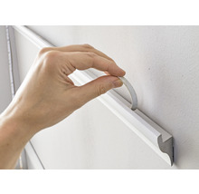 Fixarea unei șipci decorative pe perete cu bandă adezivă