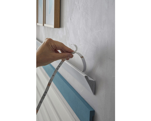 Aplicarea unei benzi LED pe o șipcă de perete