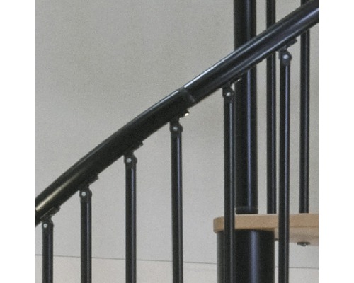 Prim-plan cu o balustradă de scară spiralată.