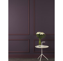 Decorarea pereților cu muluri și măsuță laterală albă cu vază de flori