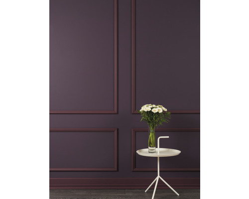 Decorarea pereților cu muluri și măsuță laterală albă cu vază de flori