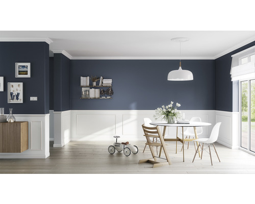 Zonă de luat masa luminoasă cu masă, scaune, rafturi de perete și elemente decorative