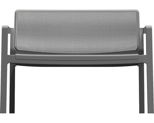 Prim-plan cu un scaun de grădină cu spătar perforat.