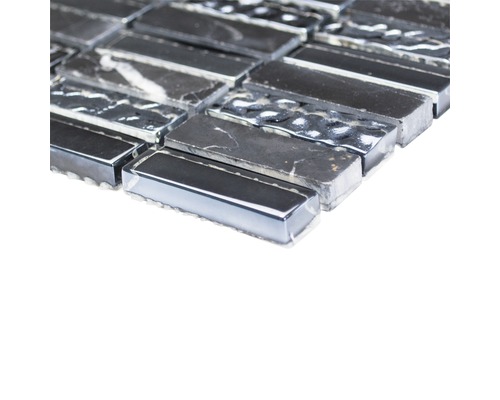 Covor mozaic cu pietre alungite din piatră naturală și metal