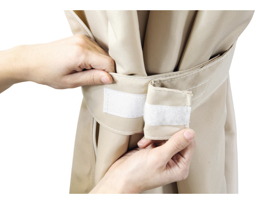Prim-plan cu o țesătură bej pentru copertină fixată cu velcro.