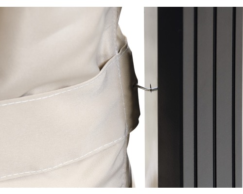 Prim-plan cu o husă din material textil fixată cu un cârlig