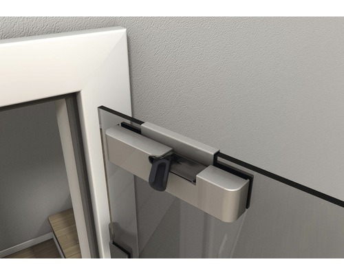 Prim-plan cu o broască de ușă pe o ușă de sticlă