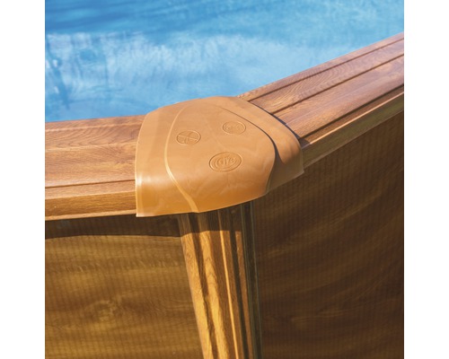 Vizualizare detaliată a unei piscine cu placare din lemn și piesă de colț