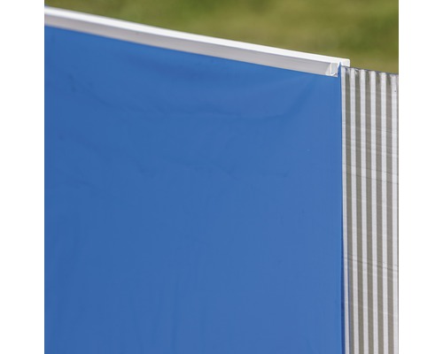 Prim-plan al unui paravan de intimitate cu umplutură și dungi