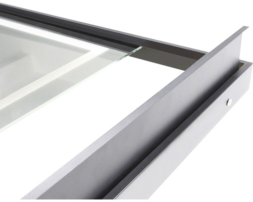 Imagine detaliată a unui suport de cabină de duș cu sticlă