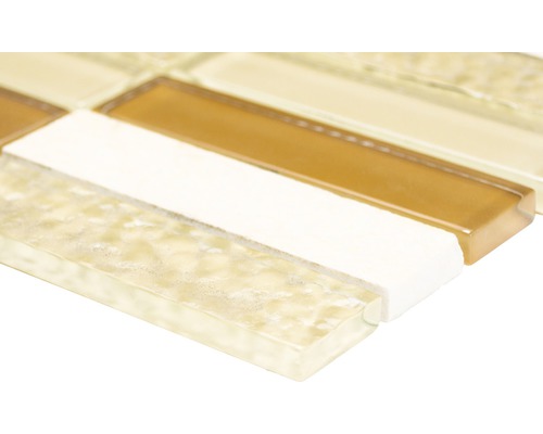 Prim-plan cu o faianță mozaic din sticlă și ceramică