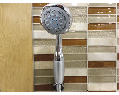 Duș de mână metalic pe fundal de baie.