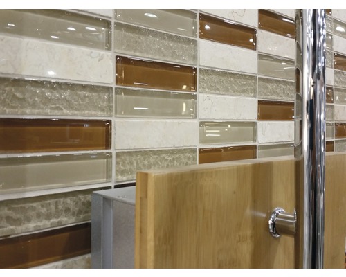 Mozaic de plăci de perete cu tonuri maro, bej și alb pentru decorarea pereților