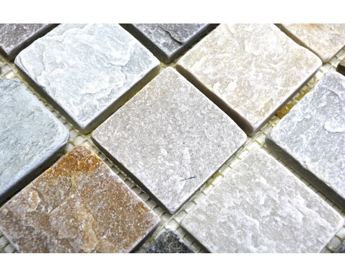 Prim-plan cu plăci de mozaic din piatră naturală pe plasă