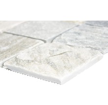 Prim-plan cu o placă de mozaic din piatră naturală