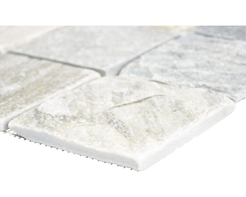 Prim-plan cu o placă de mozaic din piatră naturală