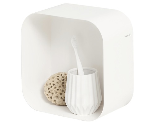 Raft alb pentru baie cu periuță de dinți, pahar pentru periuță și burete de baie