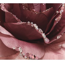 Prim-plan cu un trandafir artificial decorativ cu sclipici