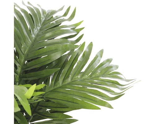 Prim-plan cu un palmier artificial cu frunze verzi ca decorațiune