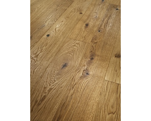 Podea din lemn de stejar cu noduri