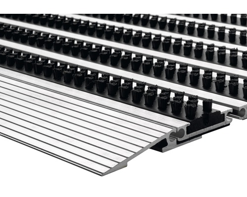 Imagine detaliată a unui covoraș cu benzi de perie și profile de aluminiu