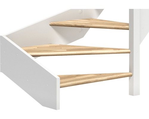 Imagine detaliată a unei scări care economisește spațiu cu trepte din lemn și balustradă albă