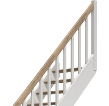 Prim-plan cu o scară cu balustradă din lemn și baluștri albi