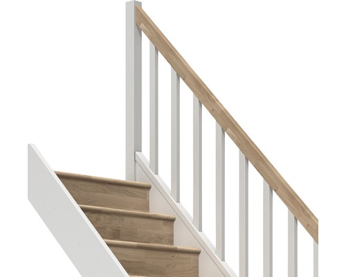 Detaliu al unei scări cu balustradă albă și balustradă din lemn