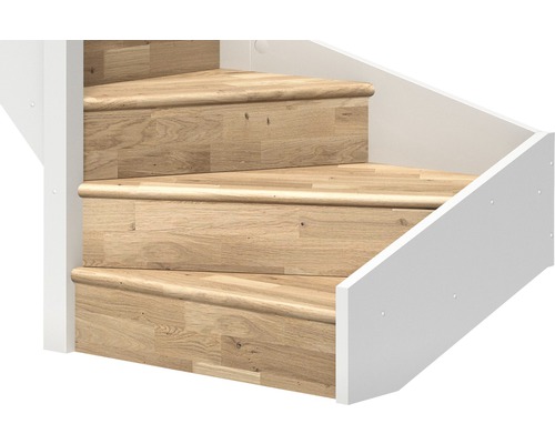 Prim-plan cu trei trepte din lemn cu balustradă albă.