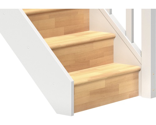 Prim-plan cu o scară din lemn cu balustradă albă