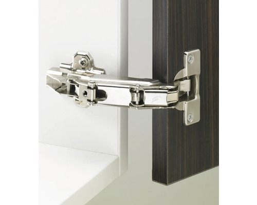 Balama metalică atașată la o ușă de dulap