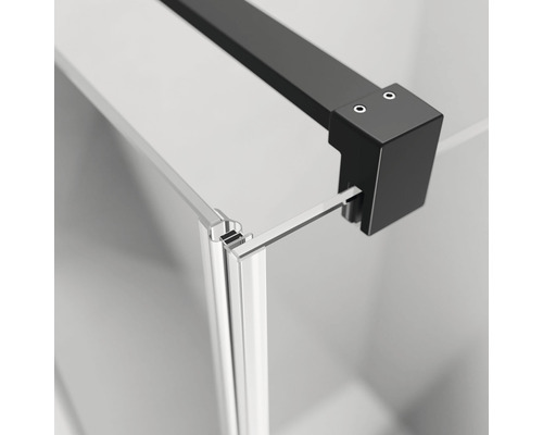 Vizualizare detaliată a unei cabine de duș cu braț de stabilizare negru