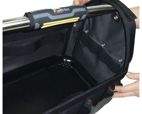 Vedere interioară a unei genți de scule cu compartimente și mâner