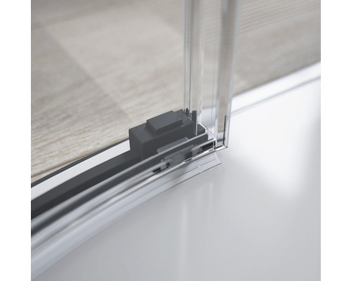 Imagine detaliată a unei cabine de duș cu ușă glisantă și șină