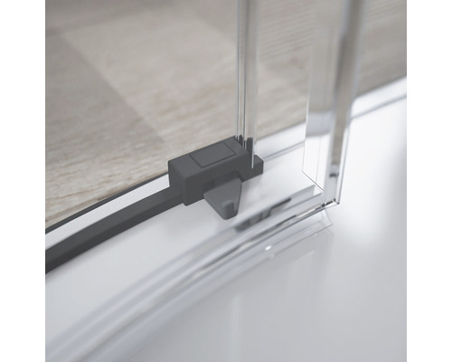 Imagine detaliată a unei cabine de duș cu ușă glisantă și element glisant asociat