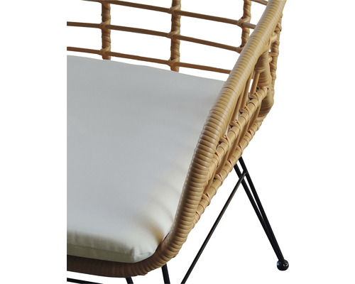 Imagine detaliată cu un scaun din ratan cu pernă de șezut și picioare metalice