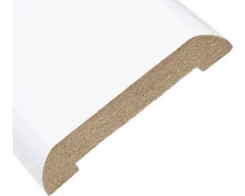 Imagine detaliată cu o plintă albă sfert de cerc.