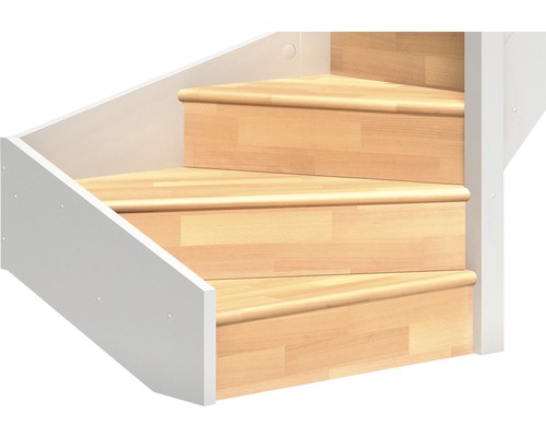 Imagine detaliată a unei scări cu trepte din lemn și balustradă albă