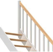 Imagine detaliată a unei scări cu trepte din lemn și balustradă albă